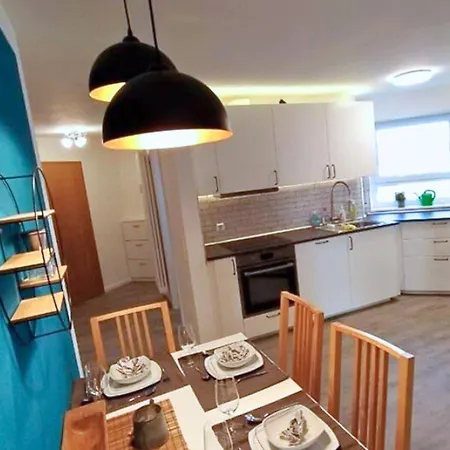 4 Schlafzimmer I Balkon I Fuer 5 Personen Nahe Uni & Center דירה *