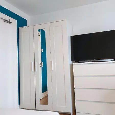 4 Schlafzimmer I Balkon I Fuer 5 Personen Nahe Uni & Center דירה אולם