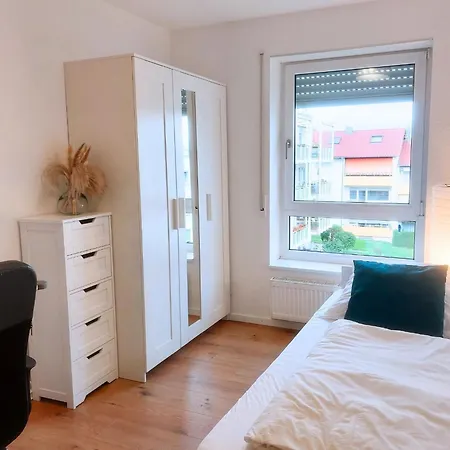 4 Schlafzimmer I Balkon I Fuer 5 Personen Nahe Uni & Center דירה אולם